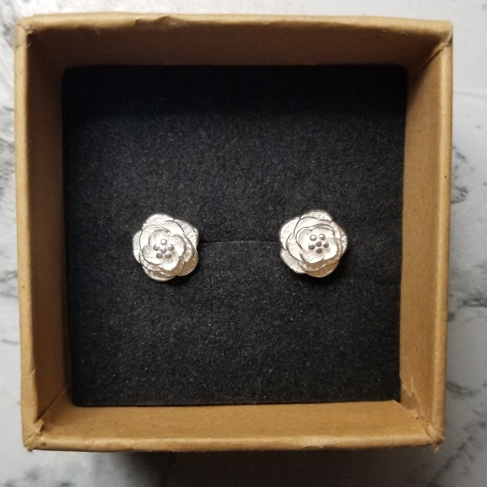 Small floral earrings - Picture 2 of 3